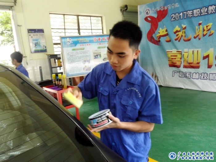 汽車(chē)車(chē)身打蠟